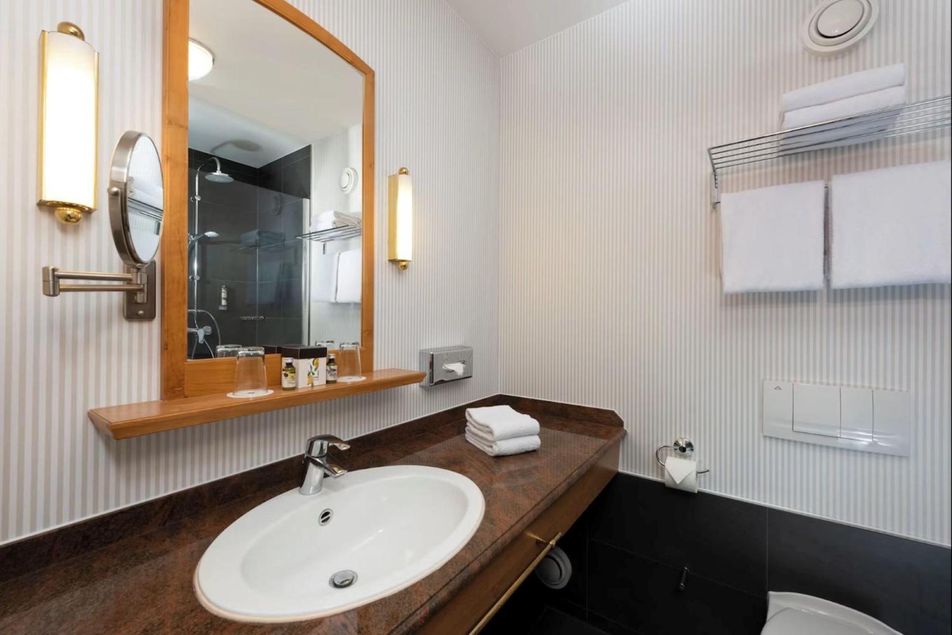 Hotel Le Mount Plaza Near Igi Airport Delhi 4*